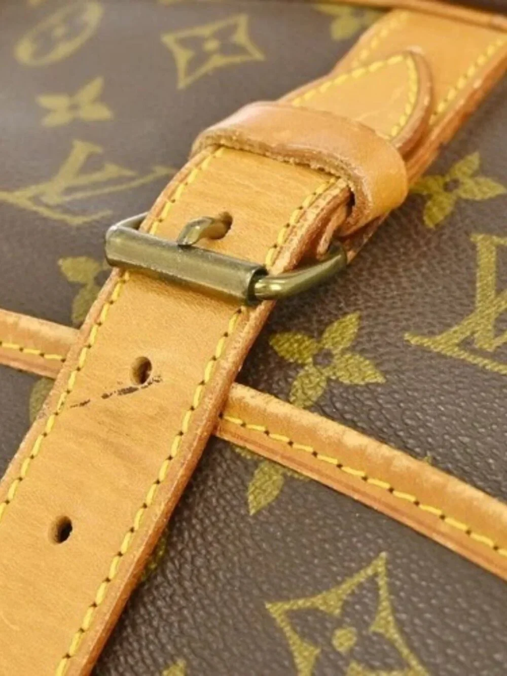 Louis Vuitton outside 	ab